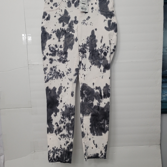 HUE DENIM Mod Modern Denim High Rise SkimmerProduct Description Style U22465 - Picture 6 of 9